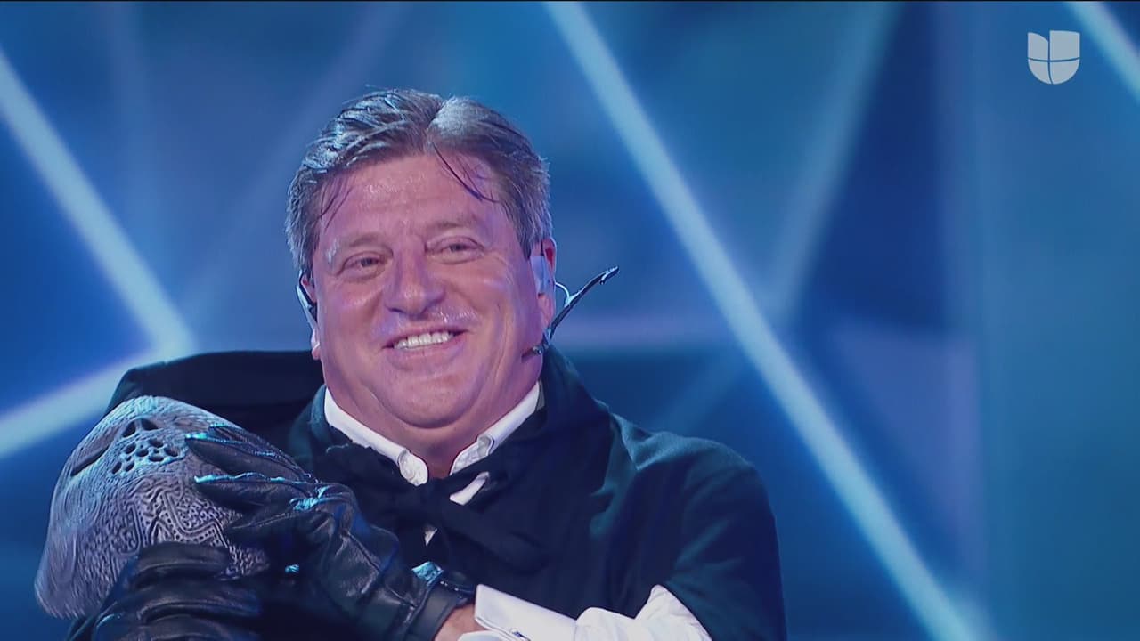 Llegó el momento de adivinar a la celebridad que portó el traje del invitado misterioso y fue Consuelo Duval quien logró adivinarlo sinb problema. Se trató de Miguel 'El Piojo' Herrera, actual director técnico del club de futbol América de la Liga MX.