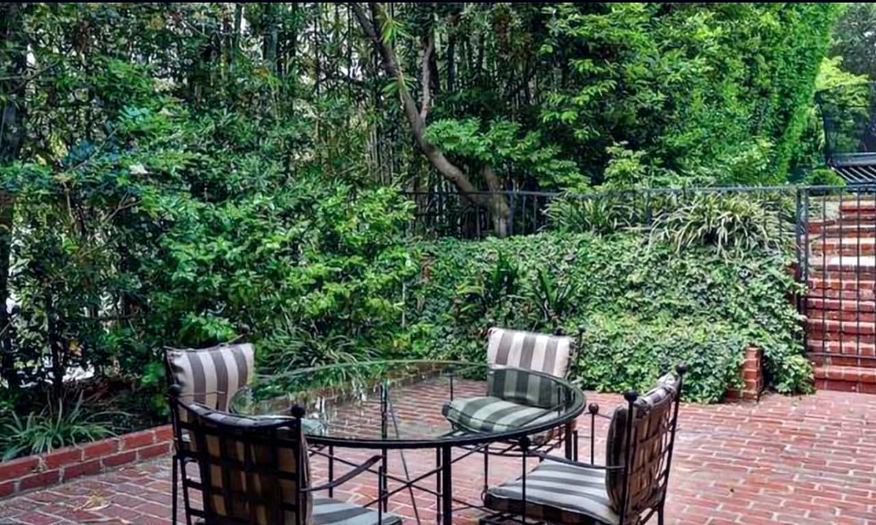 Con esta propiedad y la que ya había adquirido unos meses atrás, Rihanna ahora es dueña de un terreno que incluye más de 
<b>11,000 pies cuadrados</b> de espacio habitable. 
<br>