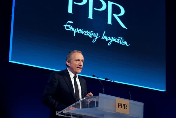 En mayo de 2012 la supermodelo y el millonario esposo de Salma Hayek llegaron a un acuerdo sobre la manutención de su hijo y prohibió que este se hiciera del dominio público. "Estamos felices de haber logrado un acuerdo para el beneficio y bienestar de nuestro hijo Augie", dijeron en un comunicado.