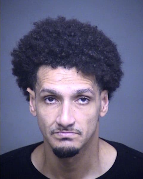 En el primer caso, las Unidades de Delitos Callejeros incautaron unas 28,500 pastillas de fentanilo, alrededor de 7.5 onzas de metanfetamina, aproximadamente 2 gramos de cocaína, más de $3,100 dólares y una pistola Kel-Tec de 9 milímetros con cargadores y cajas de municiones, y arrestaron a Raymond Rivera Cabrera, de 42 años.