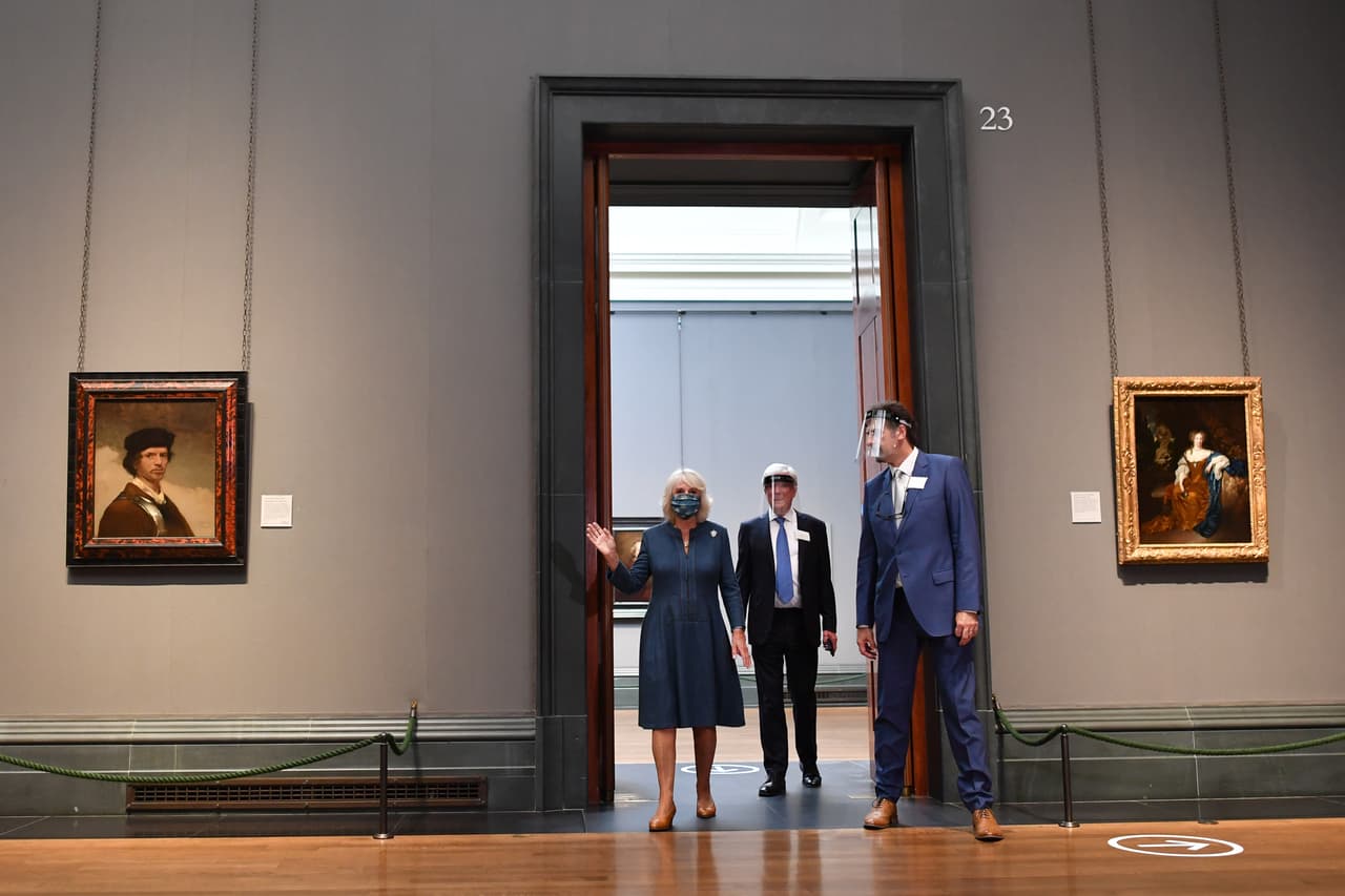 El pasado 28 de julio, 
<b><a href="https://www.univision.com/famosos/el-principe-carlos-y-camilla-parker-cumplen-15-anos-de-casados-pero-su-amor-prohibido-comenzo-mucho-antes-fotos" target="_blank">Camilla Parker Bowles</a></b> se cubrió el rostro durante una visita a la Galería Nacional de Londres.