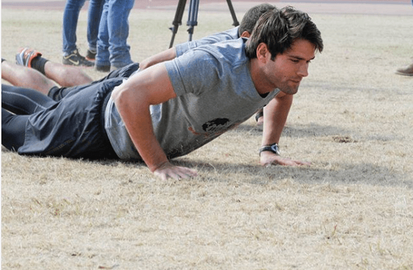 Este joven es fanático de diversas disciplinas deportivas como esquiar, carreras de obstáculos y autos, así como de correr.