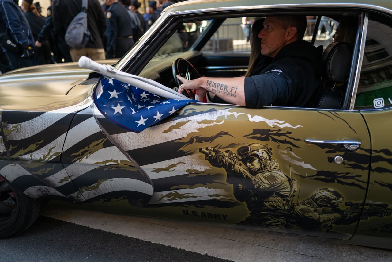 Un carro con el rotulado de un soldado formó parte del evento.
