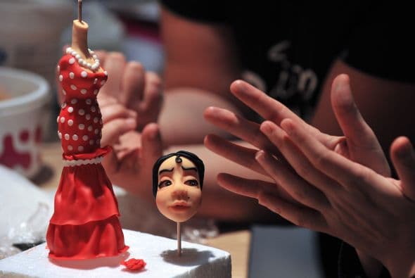 Así es como se van formando poco a poco las piezas que forman parte de los pasteles.