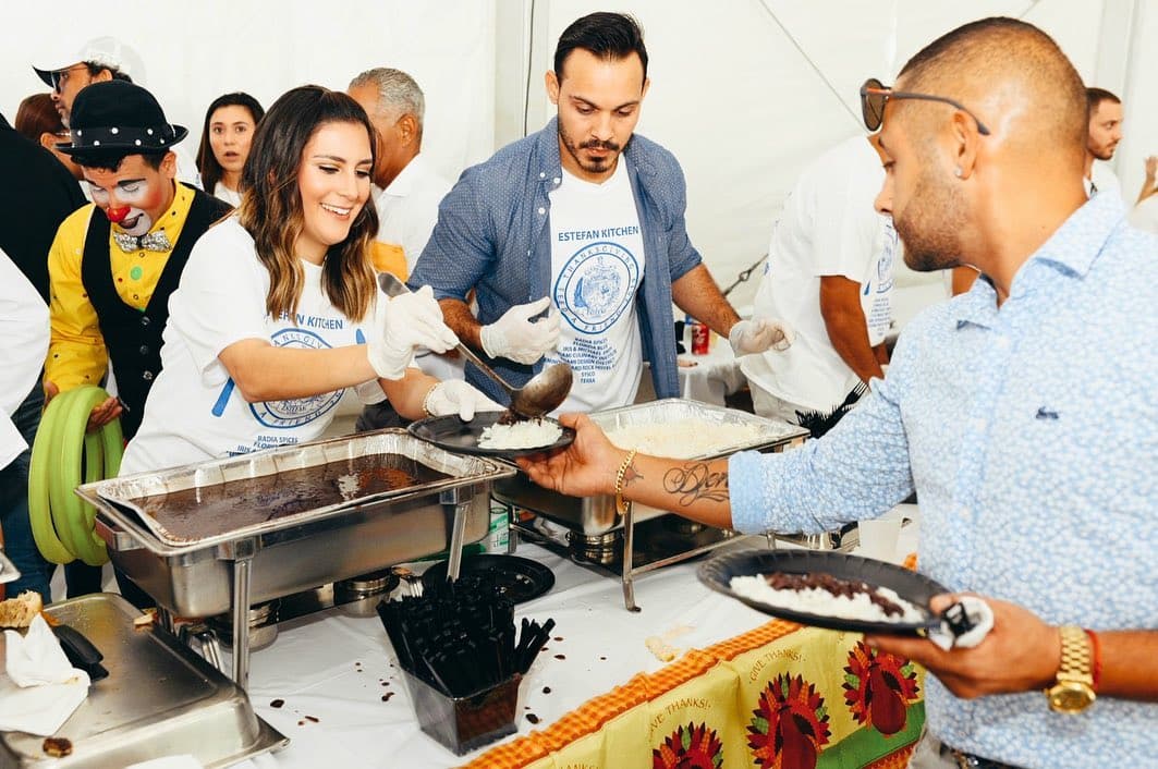 Jessi Rodríguez también acudió al tradicional almuerzo para servir a los que más lo necesitan.