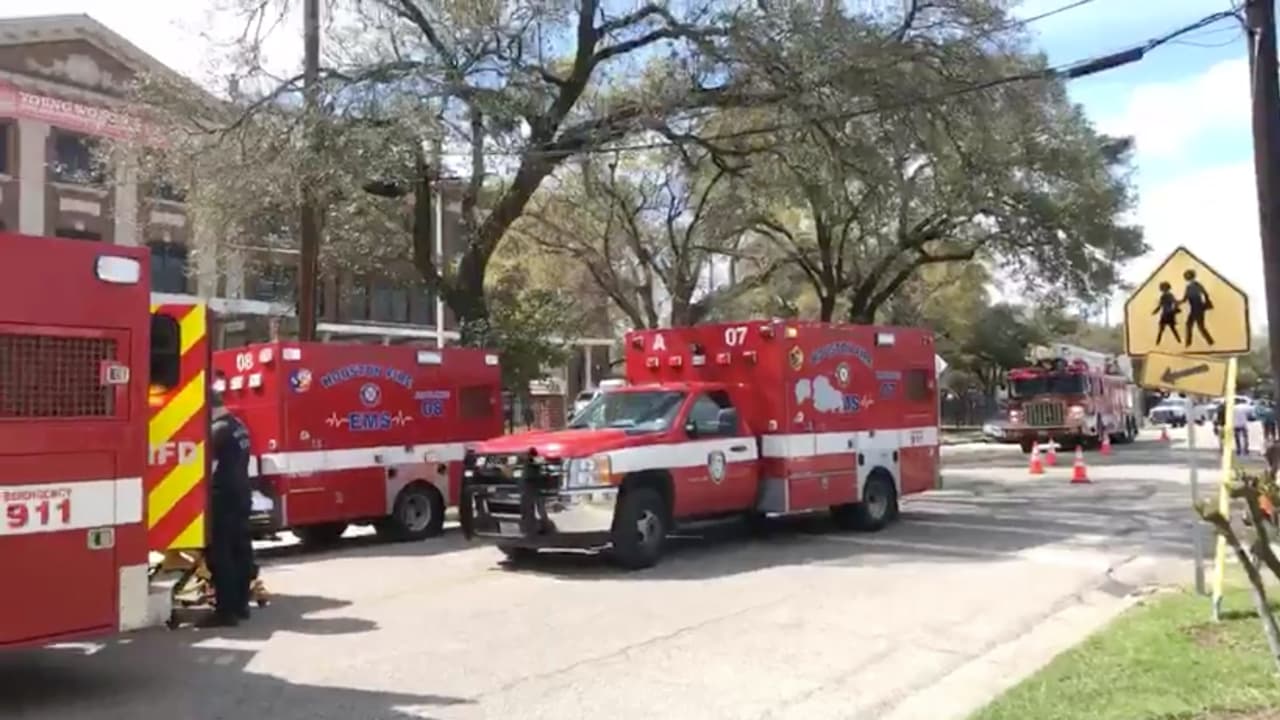 Hospitalizados al menos 46 alumnos en Houston por inhalar vapores químicos de origen desconocido