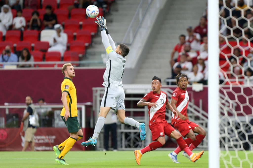 Australia, tras igualar sin goles en los 90 minutos y el tiempo extra, derrotó a Perú 5-4 en la tanda de penales y se quedó con el penúltimo cupo para la vigésima segunda edición del Mundial de fútbol que se jugará en Qatar.