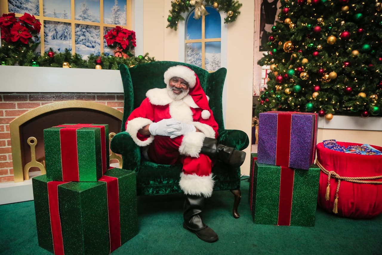 <b>Lugar</b>: Greenbriar Mall
<br>
<b>Fechas</b>: Hasta el 24 de diciembre
<br>
<b>Dirección:</b> 2841 Greenbriar Pkwy SW. Atlanta, GA
<br>
<b>Sitio web</b>:
<a href="https://shopgreenbriar.com/events/photos-with-santa-3/">https://shopgreenbriar.com/events/photos-with-santa-3/</a>
<br>
<br>Tómate tus fotos con un Santa afroamericano en este centro comercial.