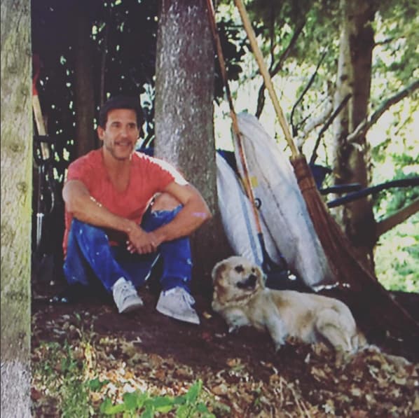 En una ocasión la perrita se metió a escena y tuvieron que esperar a que saliera de cuadro.