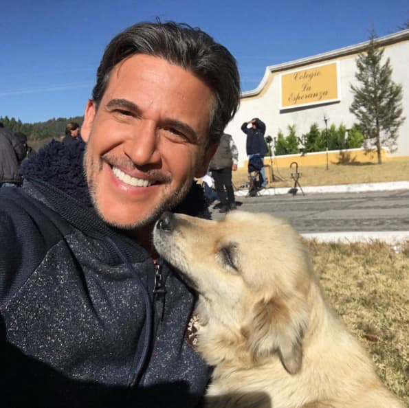 Cada vez que Jorge regresa a la locación 'Chula' lo recibe muy emocionada.