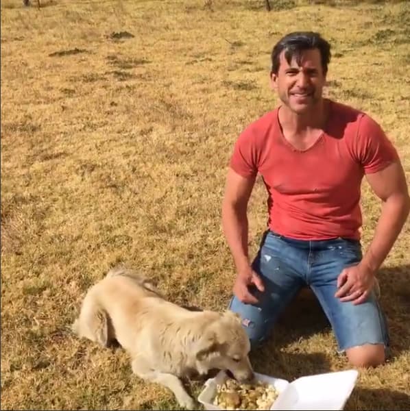 En una de las locaciones donde se grababa "Un camino hacia el destino", Jorge Aravena encontró a esta perrita.