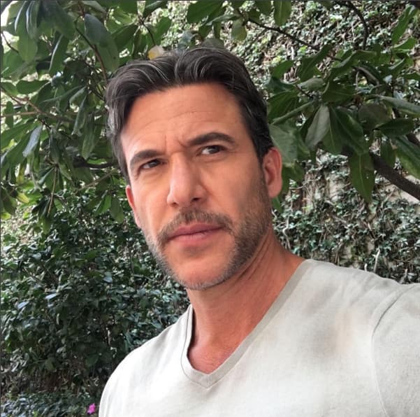 Según la nota, Jorge habría hablado "mal" del histrión mexicano y de su trabajo, lo que provocó que se enfrascaran en una 
<b>pelea a golpes</b>.
<br>