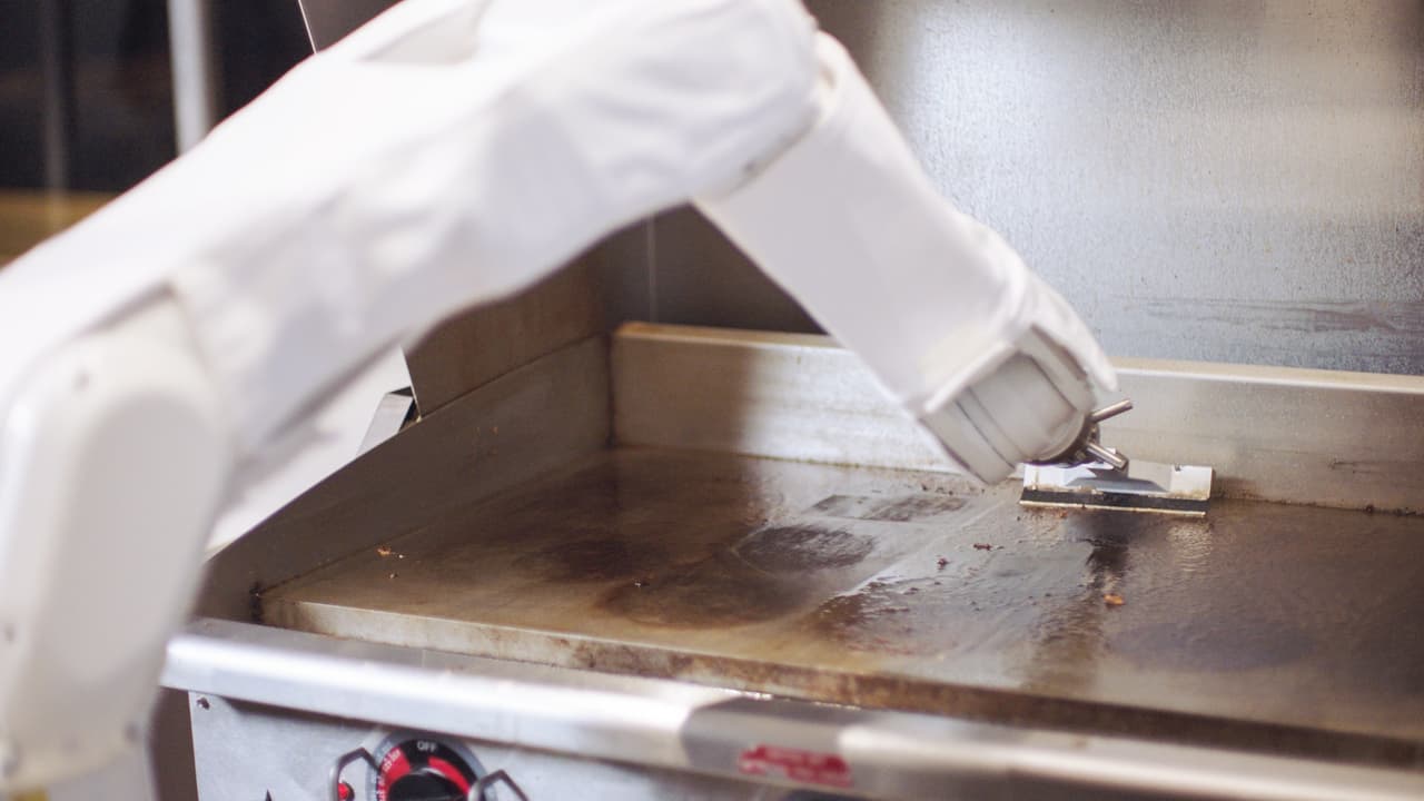 El sistema de inteligencia artificial permite que el robot cambie y utilice distintas espátulas y que, tras cocinar, limpie estas herramientas y la superficie de la parrilla.