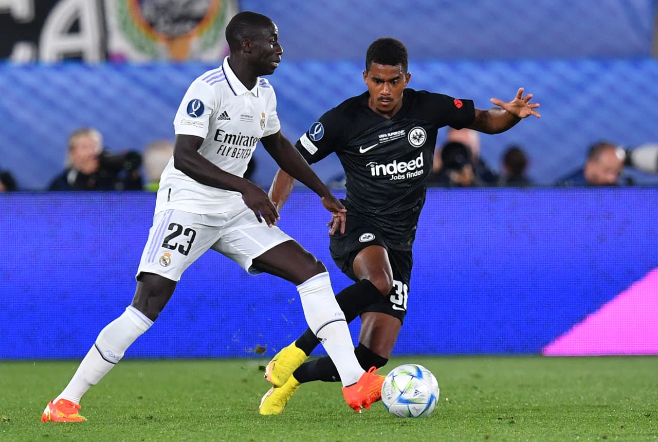 Eintracht intentaba hacerle partido a los blancos aunque el dominio blanco era claro.
<br>