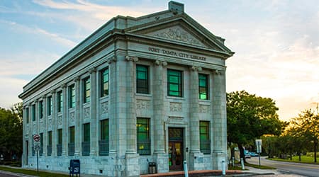 <b>Port Tampa City Library</b> fue uno de los primeros proyectos emprendidos por Port Tampa City Woman's Club, que operó la biblioteca de 1951 a 1961. En el verano de 1998, la 
<a href="https://www.facebook.com/PortTampaCityLibrary/" target="_blank">biblioteca</a> se mudó a su actual sede en el número 4902 de la calle W. Commerce.
<br>
<br>Cuenta con sistemas de telecomunicaciones de última generación que ofrecen información a través de fuentes impresas y electrónicas, lectura recreativa y salas de reuniones comunitarias. Su principal atracción es un espacio de lectura marítima. Además ofrece conferencias de invitados especiales se llevan a cabo durante todo el año. 
<br>
<br>Su horario de atención son de lunes a sábado de 10 de la mañana a 6 de la tarde. Su teléfono es el 813-273-3652.
<br>