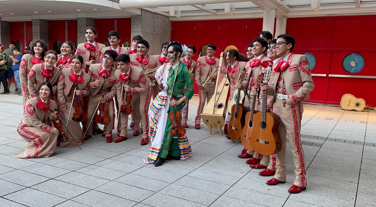 Los asistentes pueden disfrutar del festejo del Día de los Muertos y de la tradición mexicana.