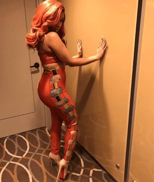 Sin embargo, su pasado y camino a la fama, difiere mucho de sus colegas en la industria de la música.