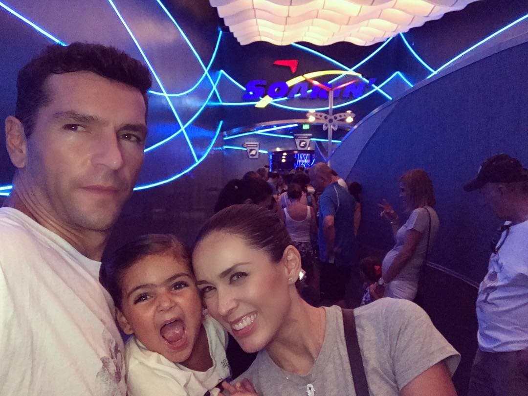 En esta imagen se puede apreciar el poco parecido que hay entre madre e hija. Claro que eso tiene sin cuidado a 
<b><a href="http://www.univision.com/temas/jacqueline-bracamontes">Jacqueline</a> </b>y ama a sus hijas por igual.