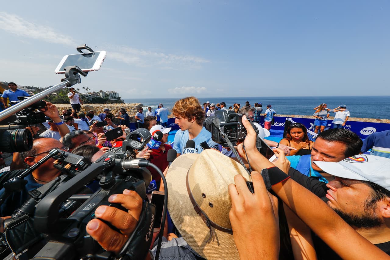 El alemán Alexander Zverev y el austriaco Dominic Thiem llegaron en helicóptero a un acantilado de Acapulco, cercano a la popular zona de La Quebrada, donde jugaron un partidito de exhibición y fueron recibidos con mariachis por el director del torneo, Raúl Zurutuza, horas antes del inicio de actividades del cuadro principal.