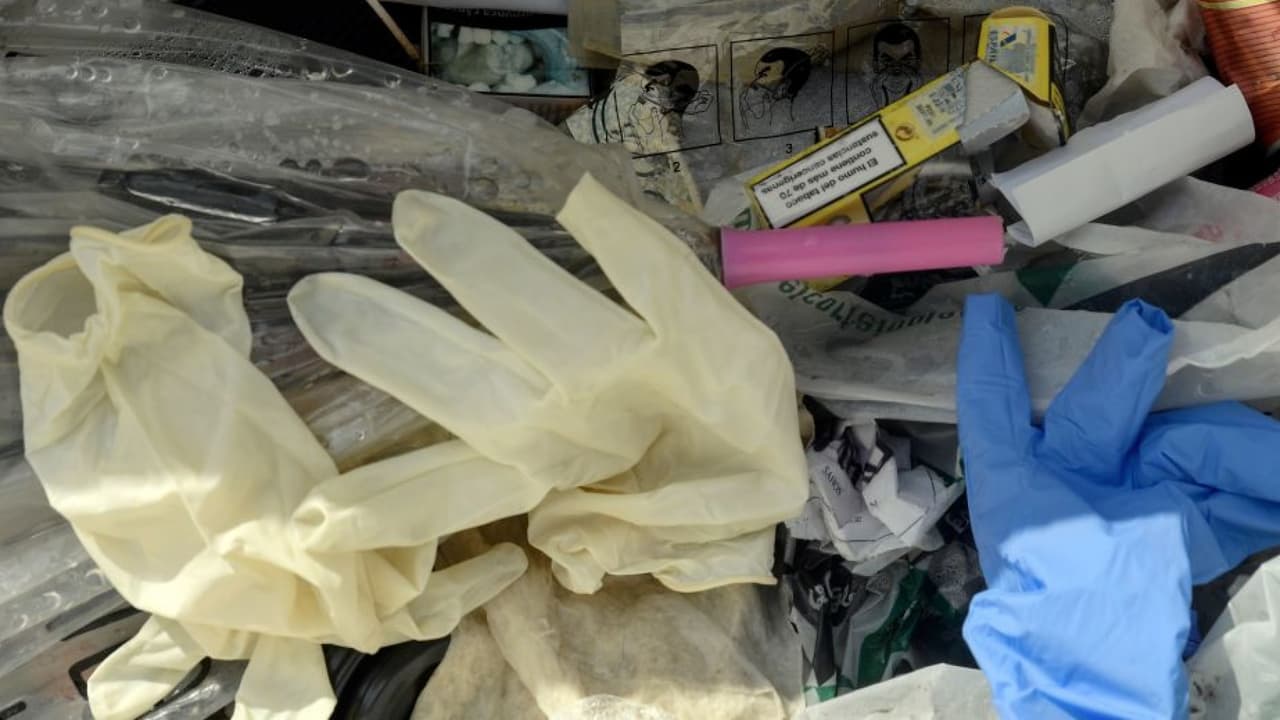 Denuncian que guantes y mascarillas son botados en el piso de los estacionamientos públicos