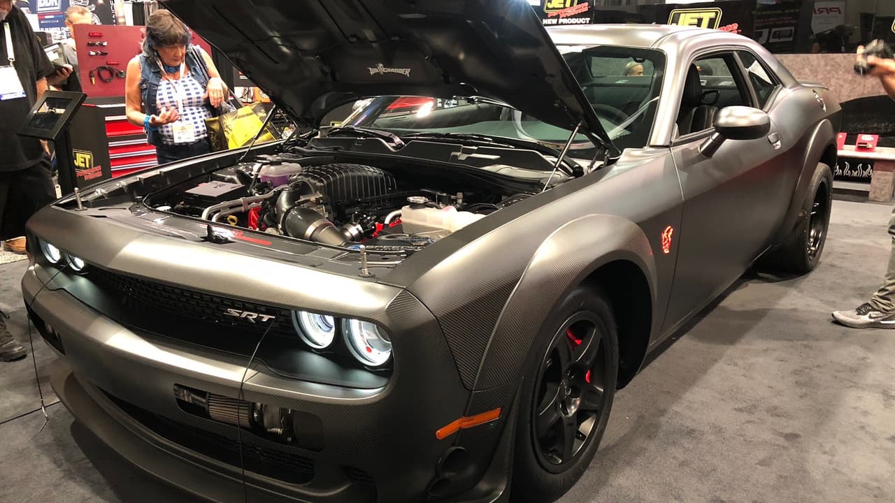 <h3 class="cms-h3-H3">Dodge SpeedKore Demon</h3>
<br>Los artesanos automotrices de SpeedKore, la casa de personalización localizada en las afueras de la ciudad de Milwaukee, construyeron esta versión extrema del Doge Challenger SRT Demon. Los dos mayores componentes del vehículo resultante son su carrocería hecha completamente en fibra de carbono con su consecuente y sustancial reducción de peso y la sustitución del super-cargador del SRT demon regular por dos turboalimentadores de acción simultánea que elevan la potencia del SRT Demon regular de 808 caballos de fuerza a 1,500 caballos de fuerza. En este mismo vehículo Leah Pritchett estableció el récord mundial del cuarto de milla con 8.77 segundos a 161.57 millas por hora.