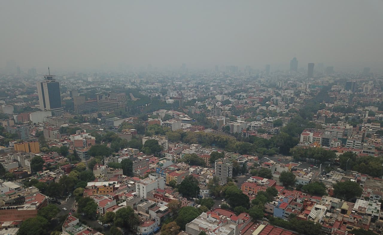 Vista panorámica del norte de la Ciudad de México, nublada por el humo que ocasionaron al menos 20 incendios forestales.