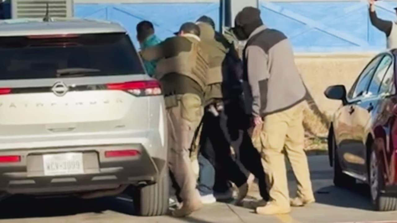 Captan operativo de ICE en Balcones Heights donde hombre intenta escapar de agentes