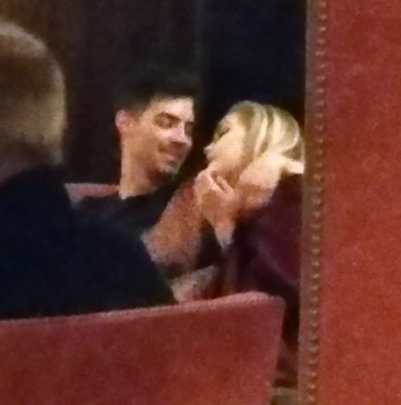 Fue un bar de Nueva York en donde Joe intentó llevar su relación con la modelo al siguiente nivel.