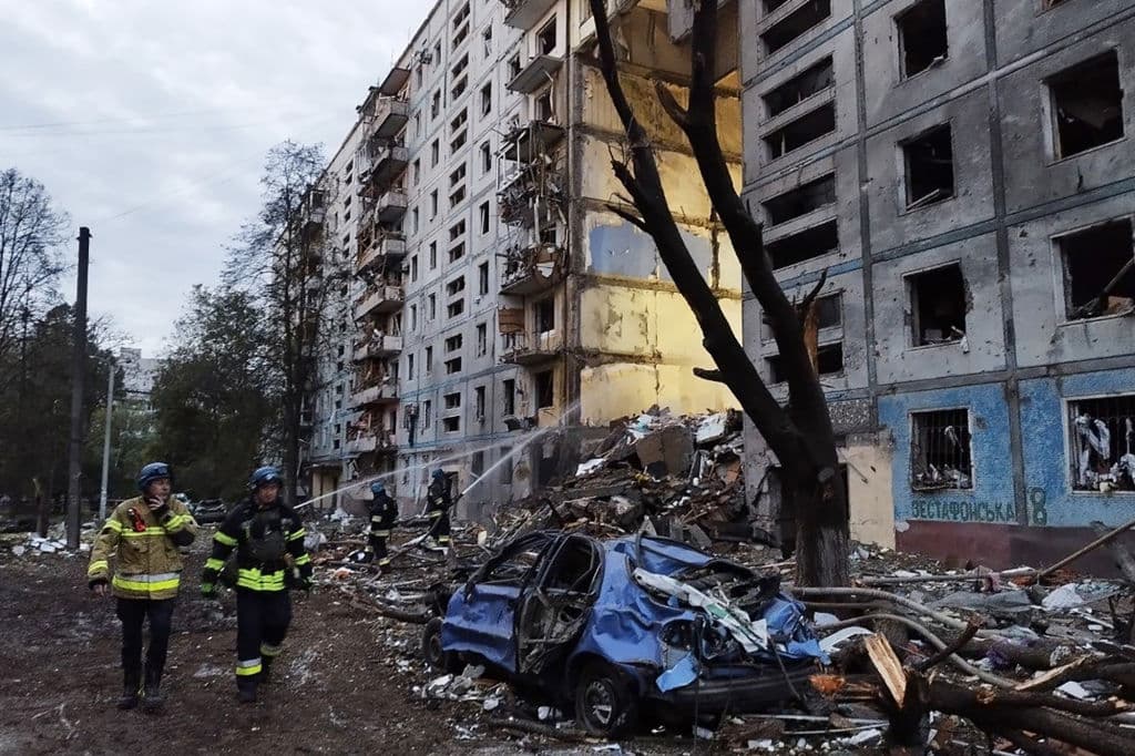 Las explosiones, que derrumbaron al menos un edificio residencial de gran altura y volaron las ventanas de otros, provinieron de seis misiles lanzados en áreas ocupadas por Rusia en la región de Zaporiyia, dijo la fuerza aérea ucraniana. La región es 
<a href="https://www.univision.com/noticias/mundo/guerra-rusia-ucrania-putin-firma-ley-anexion-zaporiyia-jerson-donestk-luhansk">una de las cuatro que Rusia se anexó este mes</a>, aunque la capital regional permanece bajo control ucraniano.