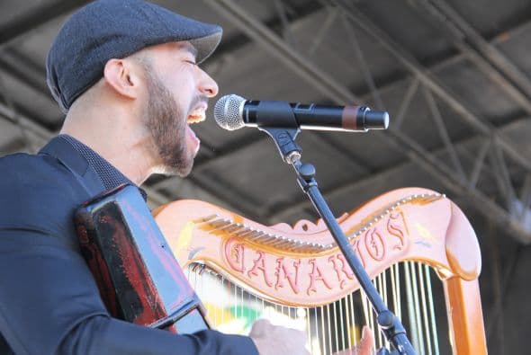 “ Los Canarios de Michoacán” pusieron a bailar a cientos de Arizoneneses en los Latin Grammy Street Parties en Phoenix, quienes no pudieron resistirse al carismático grupo de música regional mexicana, su sonido único del arpa y a sus conocidos sencillos. 