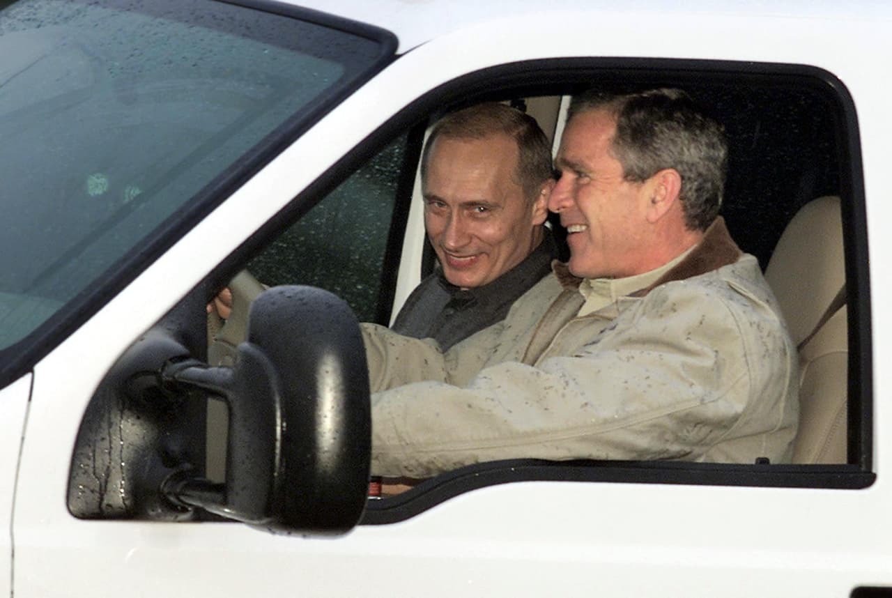 Durante una cumbre de tres días entre Putin y Bush en noviembre 2001, el anfitrión estadounidense llevó al mandatario ruso a conocer su rancho de Crawford, Texas.