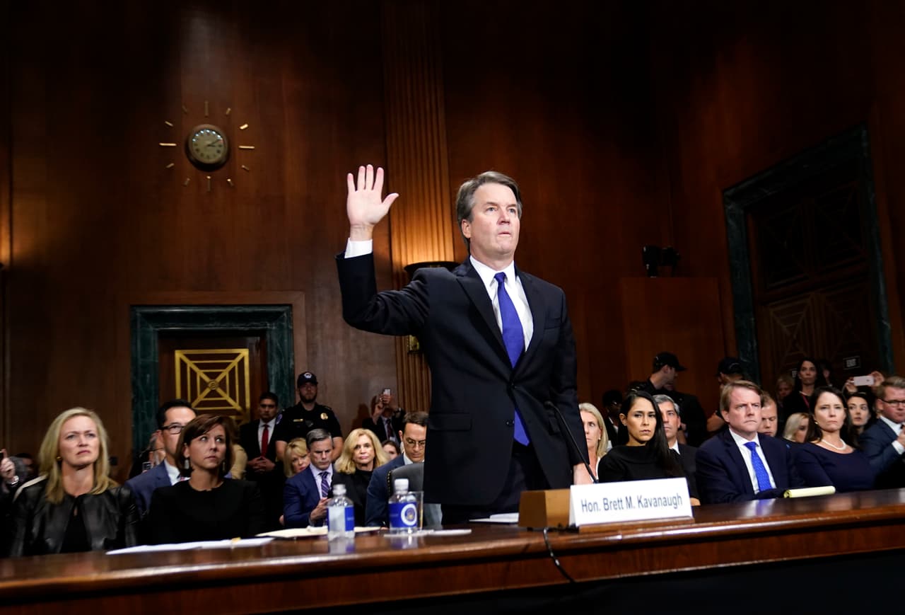 <b><a href="https://www.univision.com/temas/brett-kavanaugh">Brett Kavanaugh.</a> </b>Cuando el presidente Trump anunció su nominado para sustituir a Anthony Kennedy en la Corte Suprema, nadie imaginó que lo que vendría sería 
<a href="https://www.univision.com/noticias/politica/en-12-imagenes-el-accidentado-proceso-de-confirmacion-de-kavanaugh-a-la-corte-suprema-fotos">un proceso sumamente complicado</a>. En la comparecencia del aspirante en el Senado, en septiembre de 2018, se discutió de parcialidad del futuro magistrado hacía los republicanos, de su fidelidad a Trump o la posible reversión de la legalización del aborto. Estos temas prevalecieron hasta que llegaron las acusaciones de conducta sexual inapropiada.