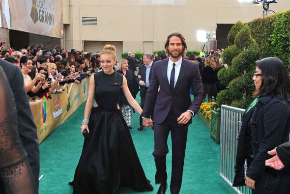 La pareja del momento está disfrutando de su amor por todo lo alto en Latin GRAMMY. Aquí te traemos su historia de amor.