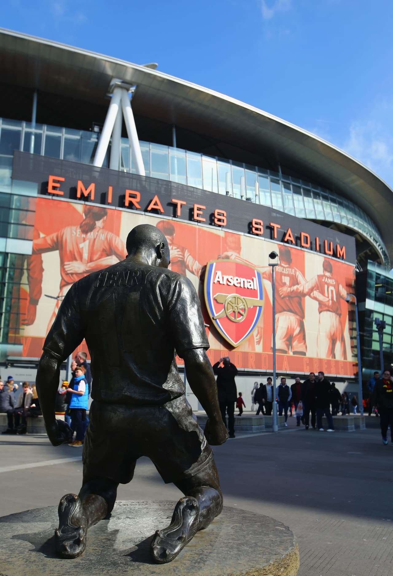 <b>1.- Una estatua en su honor: </b>En las afueras del Emirates Stadium se ubica una estatua en honor al francés, tras haber militado nueve temporadas.