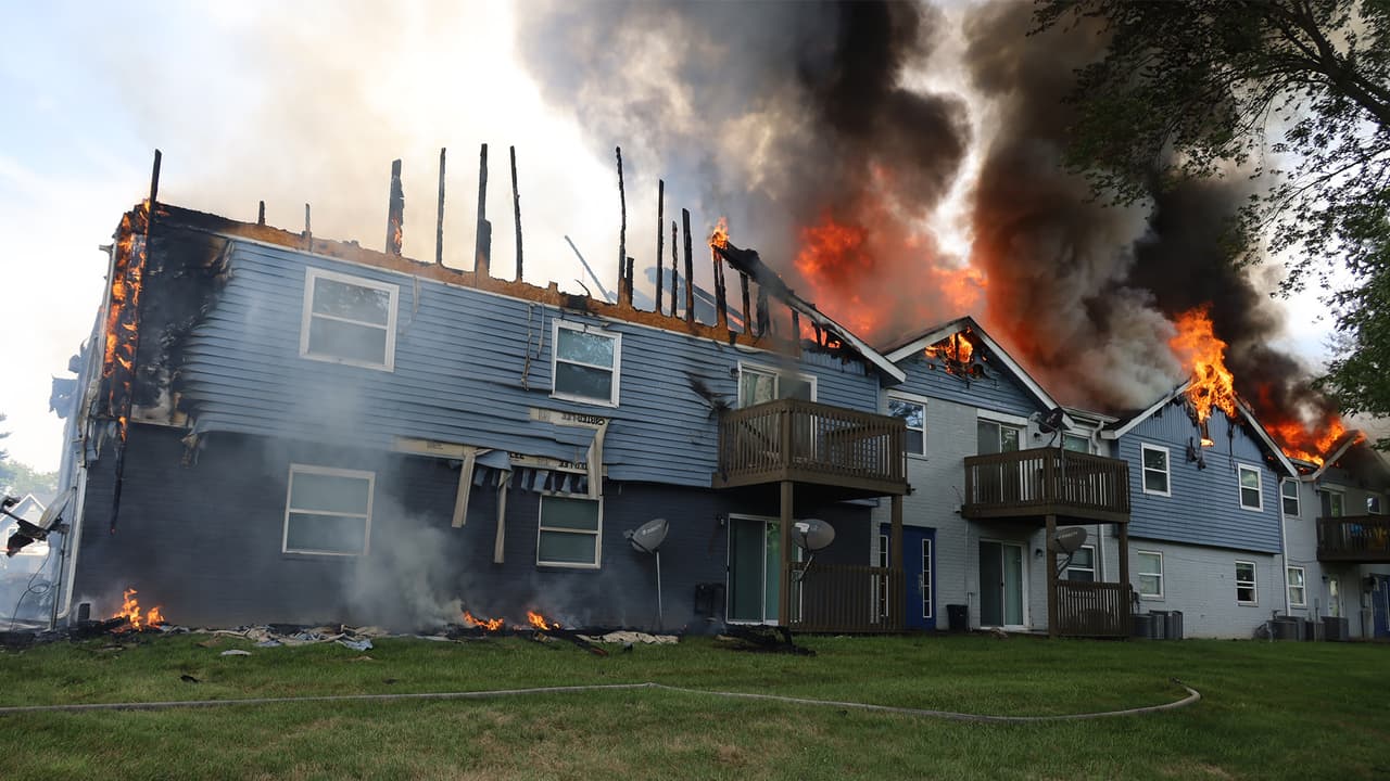 Un incendio consumió el complejo residencial Meridian South Apartaments, en Indianápolis. El fuego se reportó cerca de las 2 p.m. del viernes.