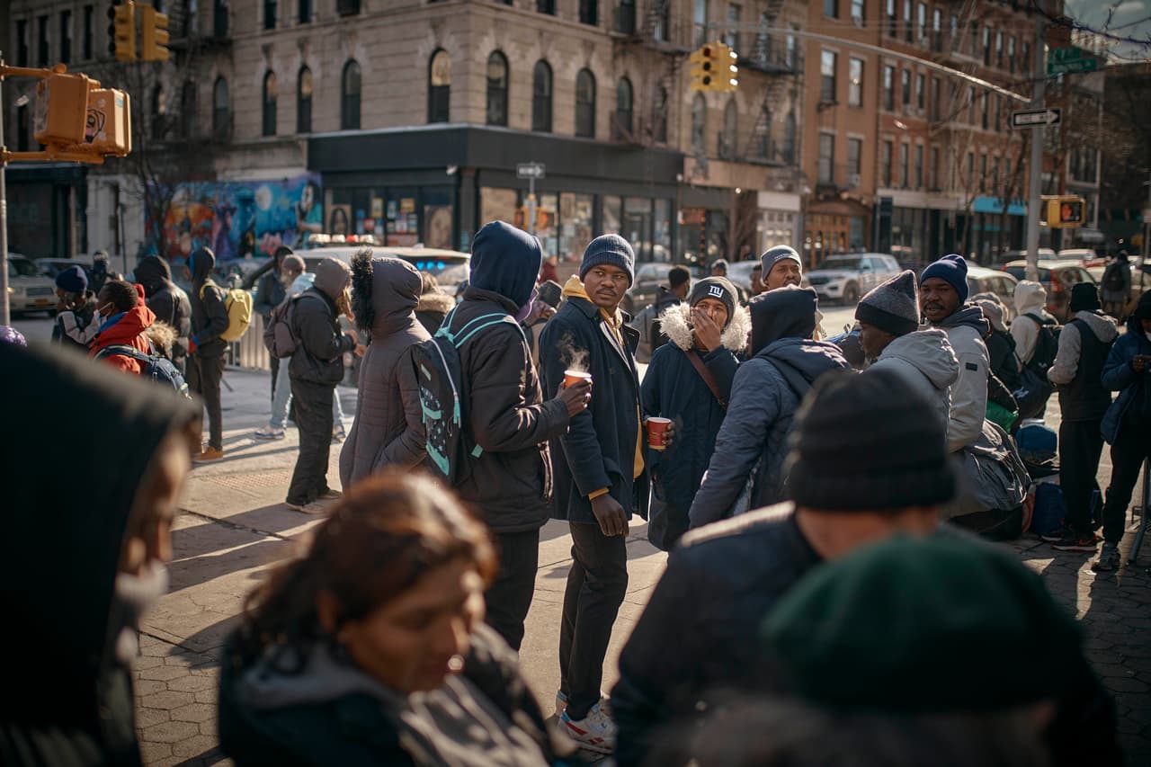 También les ofrecen a los migrantes bebidas calientes para sobrellevar las temperaturas extremas.