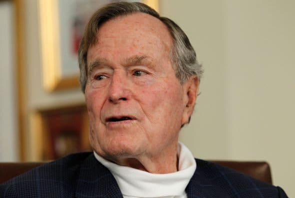 "Tiene un caso terrible de bronquitis que ha disparado una serie de complicaciones, parcialmente porque padece una forma de enfermedad de Parkinson", explicó su vocera. Ver toda la información