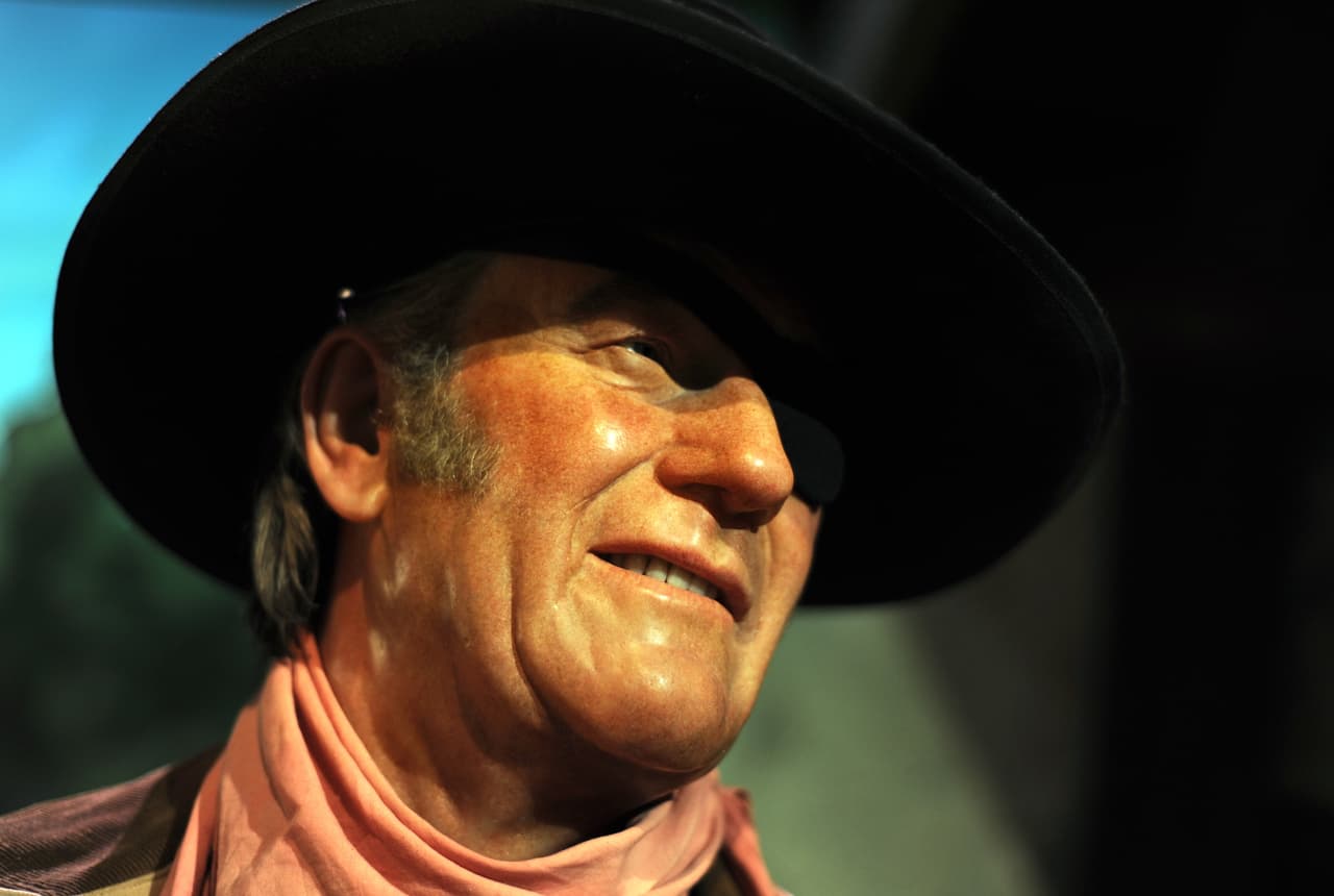 Piden remover estatua de John Wayne de aeropuerto en California tras considerarlo símbolo racista