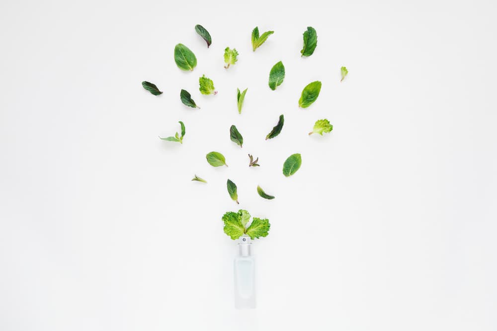 También puedes guardarlo en un pequeño frasco de spray atomizador para usarlo como perfume o aromatizante en tu hogar.