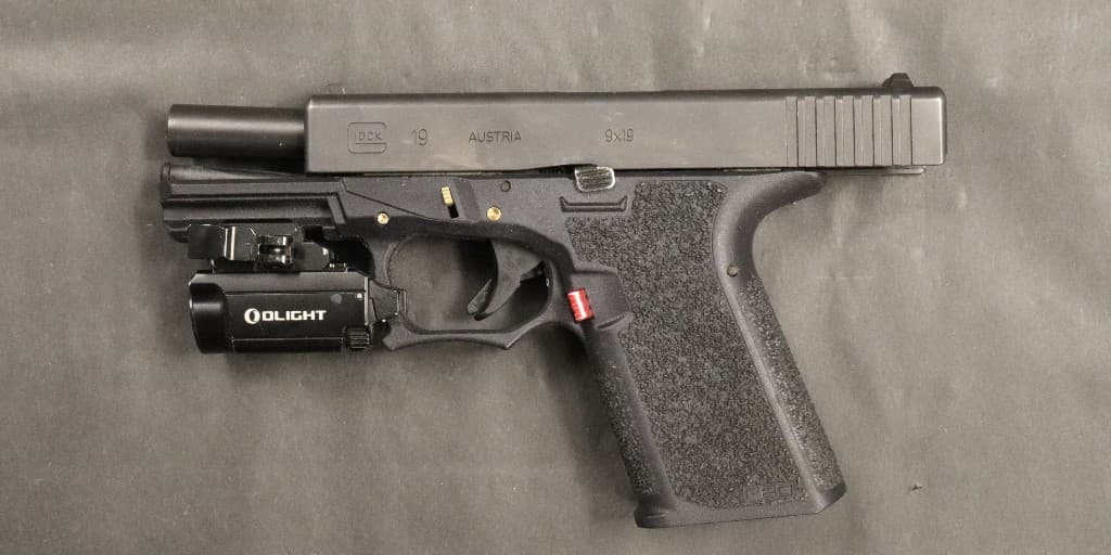 Agentes de la estación Willcox realizaron un parada de vehículo en la carretera SR-80 y arrestaron a dos ciudadanos estadounidenses que traficaban con tres migrantes. El arma Glock fue incautada al conductor, un hombre de 19 años.