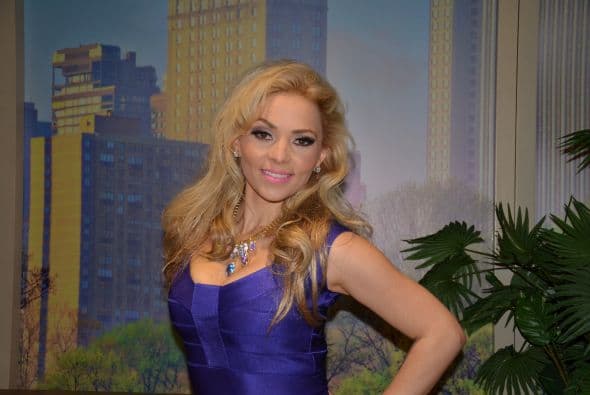 Acelyn es mexicana y vive en Los Ángeles, California. Desde muy pequeña se dedicó a cantar a en restaurantes y actualmente trabaja en el paseo de las estrellas de Las Vegas.