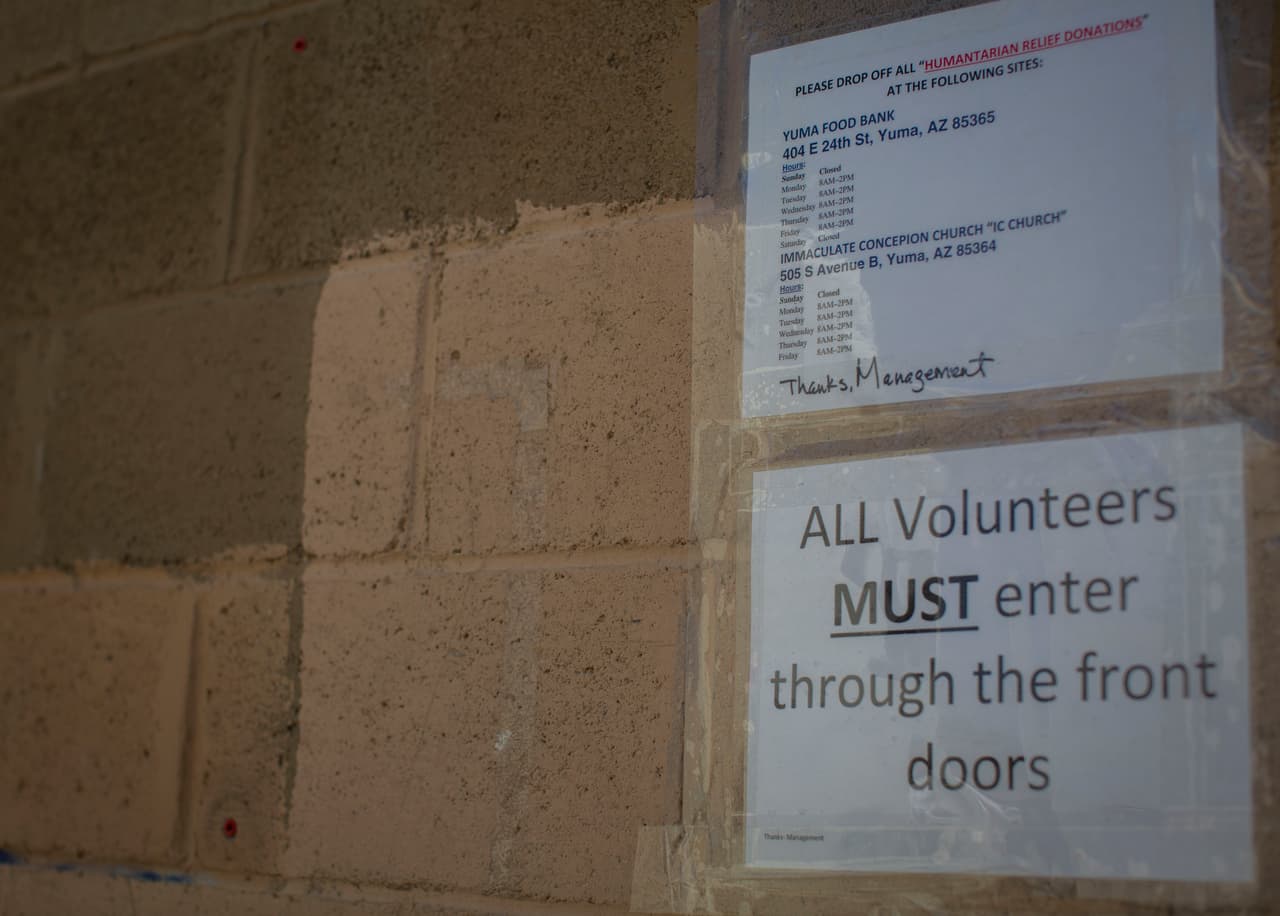 “Todos los voluntarios deben entrar por la puerta principal”, lee el letrero en la parte trasera del albergue del Salvation Army en Yuma, Arizona.