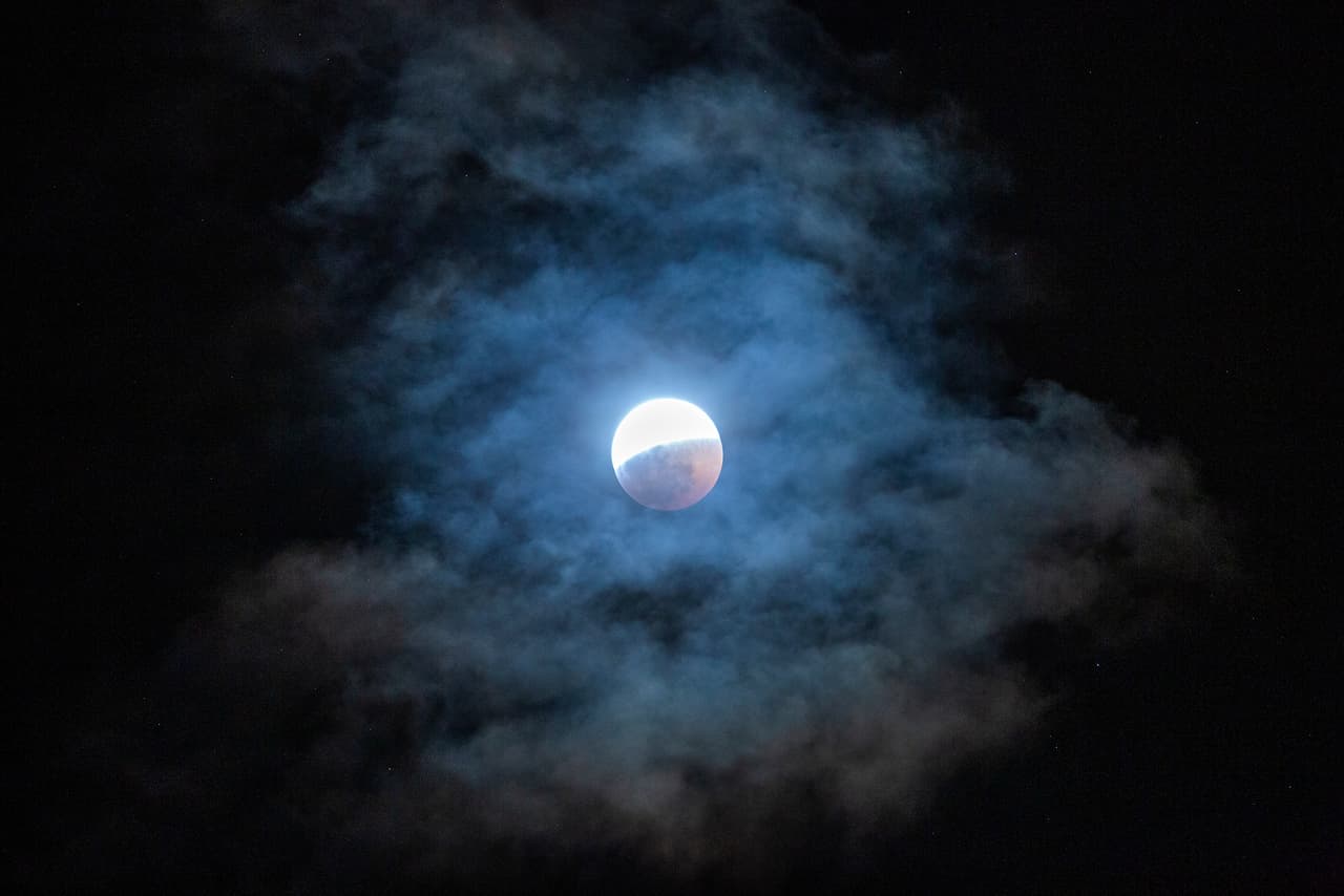 En California, las nubes pasan frente al eclipse lunar total que fue visible en Estados Unidos en enero de 2019.