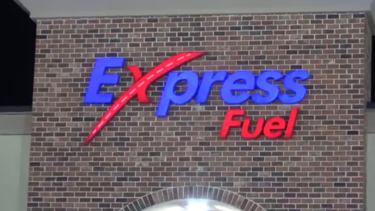 El empleado fue trasladado a un hospital en ambulancia y se recupera; los sospechosos están recluidos en una cárcel del condado Harris, hasta el cierre de este reportaje no se les ha fijado fianza.