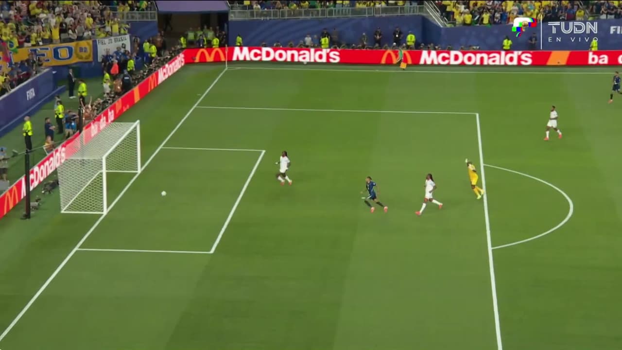 ¡Tremenda falla de Raphinha! Pudo ser el primero de Brasil pero había offside