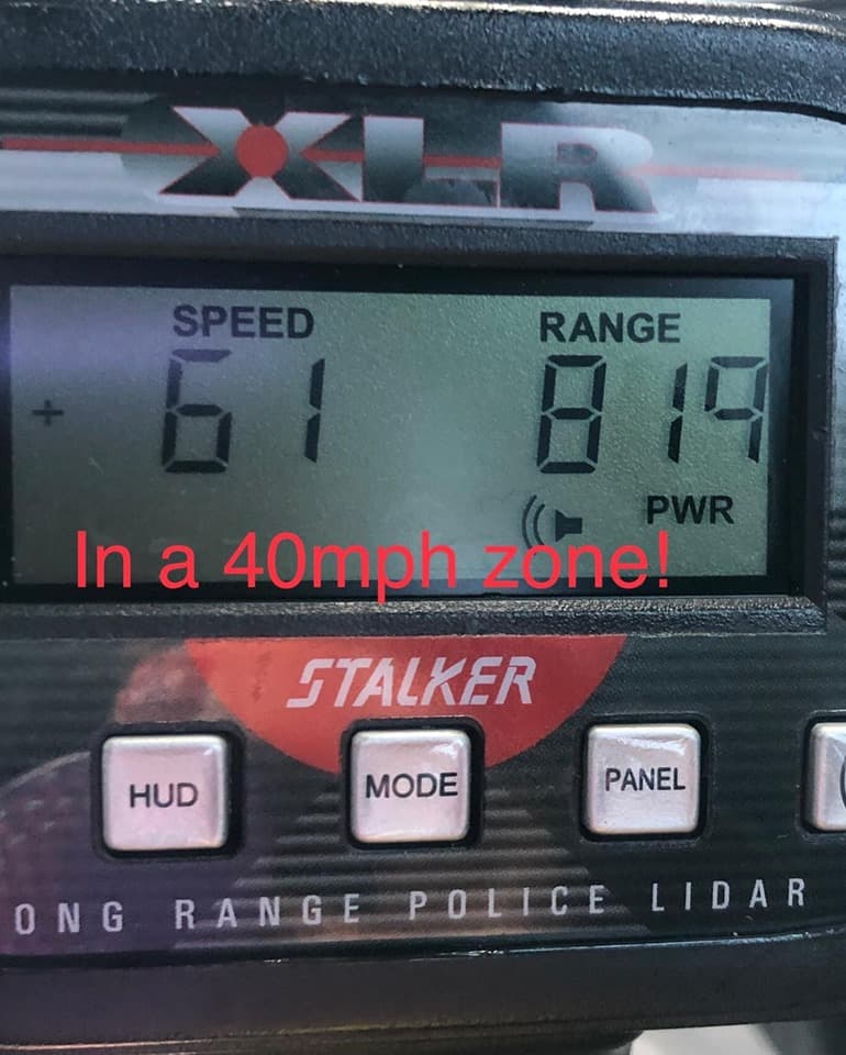 En algunas de las imágenes se observan medidores y mensajes escritos de las autoridades, en los que se denota que las personas presuntamente manejaban a exceso de velocidad.