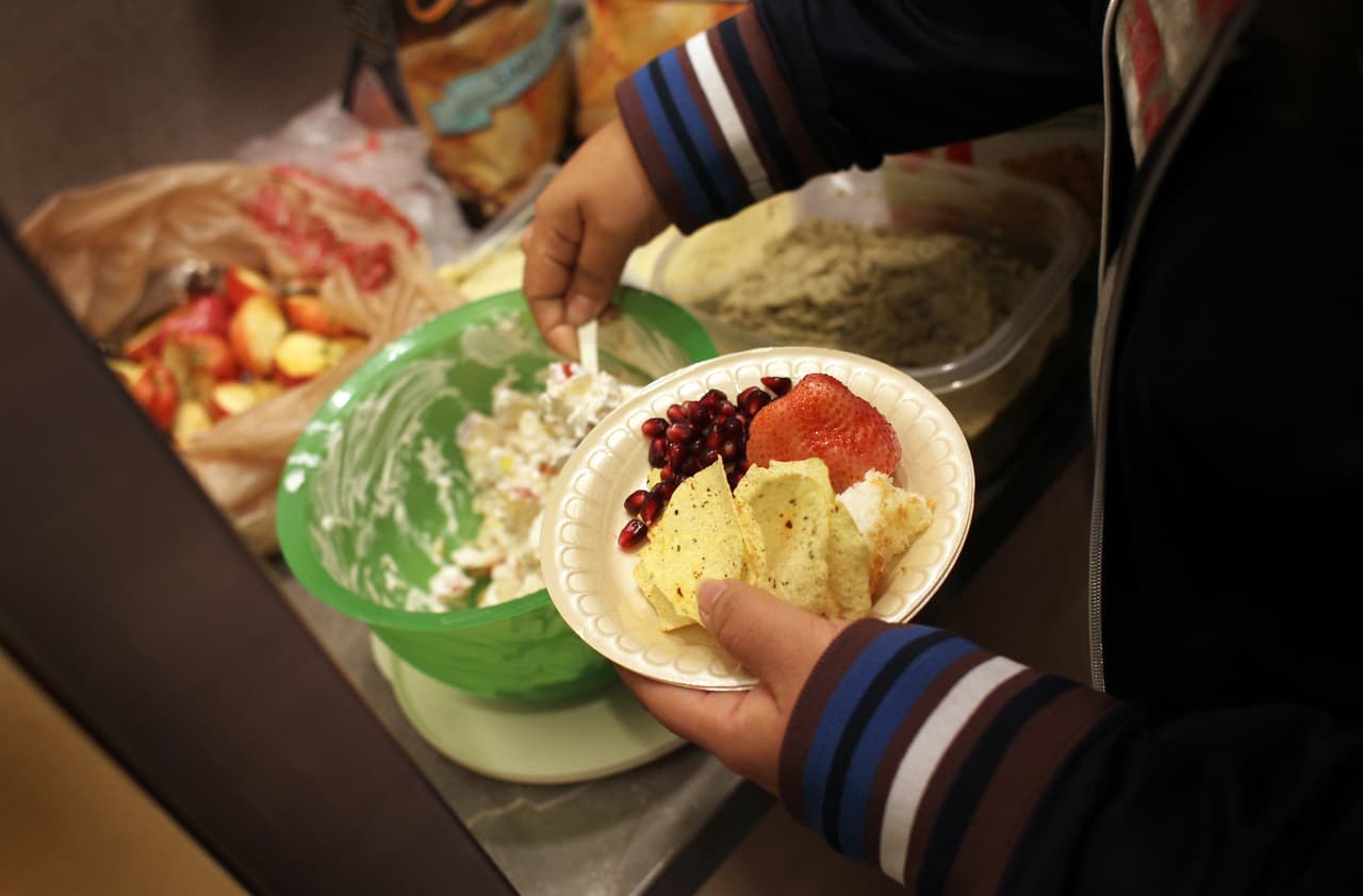 Los padres
<a href="https://www.cdc.gov/spanish/especialescdc/obesidadninos/index.html">pueden sustituir</a> los alimentos con ingredientes de mayor contenido calórico (como azúcar añadida y grasas sólidas) por
<b> alimentos con menos calorías y mayor contenido nutritivo como las frutas y verduras. </b>