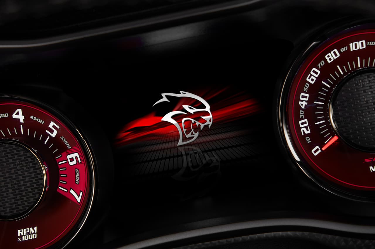 El 
<b>cuadro de instrumentos</b> del Dodge Hellcat Redeye con la 'mascota' al centro.
