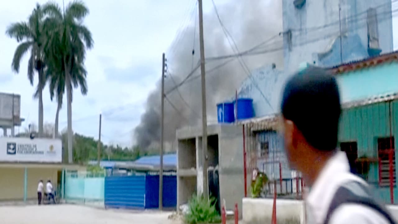 En las inmediaciones del aeropuerto José Martí se observa una intensa columna de humo.