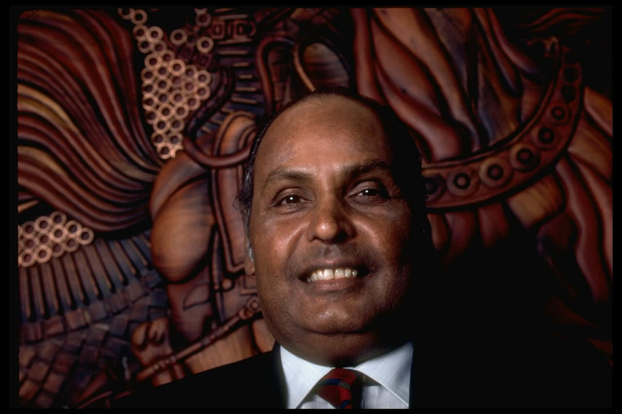 <b>Puesto 6. Familia Ambani</b>
<br>
<b>Compañía: </b>Reliance Industries
<br>
<b>Patrimonio: 93,700 millones de dólares</b>
<br>Generaciones: 3
<br>Industria: energía, telecomunicaciones, medios, ventas.
<br>Establecida en: Mumbai, India
<br>
<br>Dhirubhai Ambani (en la foto) comenzó a construir Reliance Industries en la década de 1950. Cuando murió, en 2002, sin dejar un testamento, su viuda negoció un acuerdo con sus hijos Mukesh y Anil, por el control de la fortuna familiar. Mukesh está ahora al frente del conglomerado, que posee el complejo de refinación de petróleo más grande del mundo. Vive en una mansión de 27 pisos que ha sido considerada la residencia privada más cara del mundo, según Blommberg.